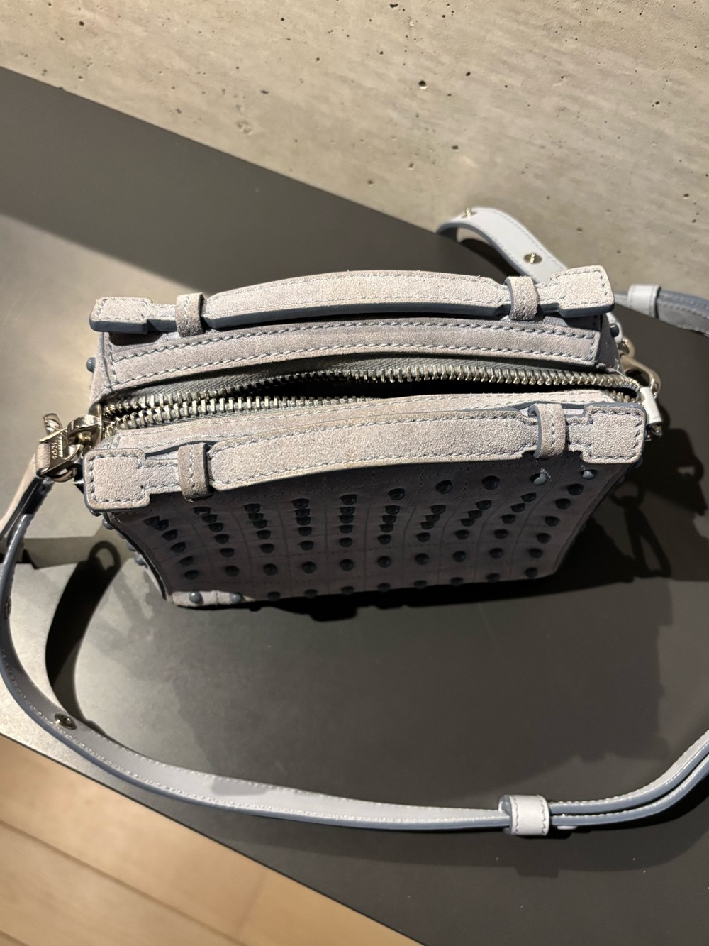 Tod’s Mini Don Bauletto Gommino camera bag in light blue grey suede - Picture 3 of 11